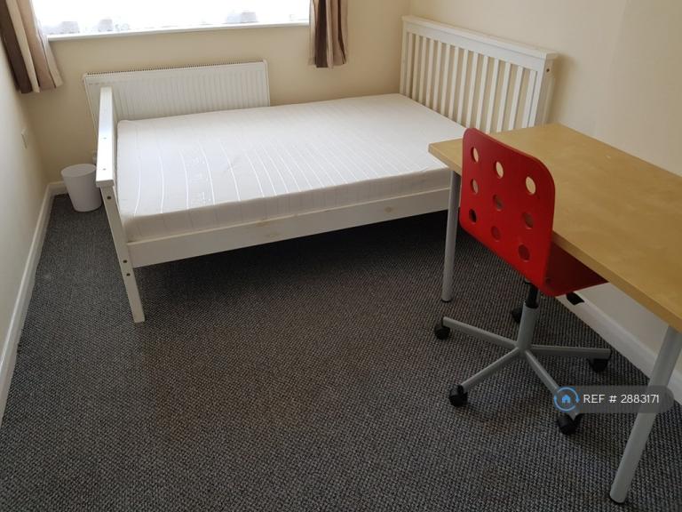 Room Nobles Way in Borough of Runnymede