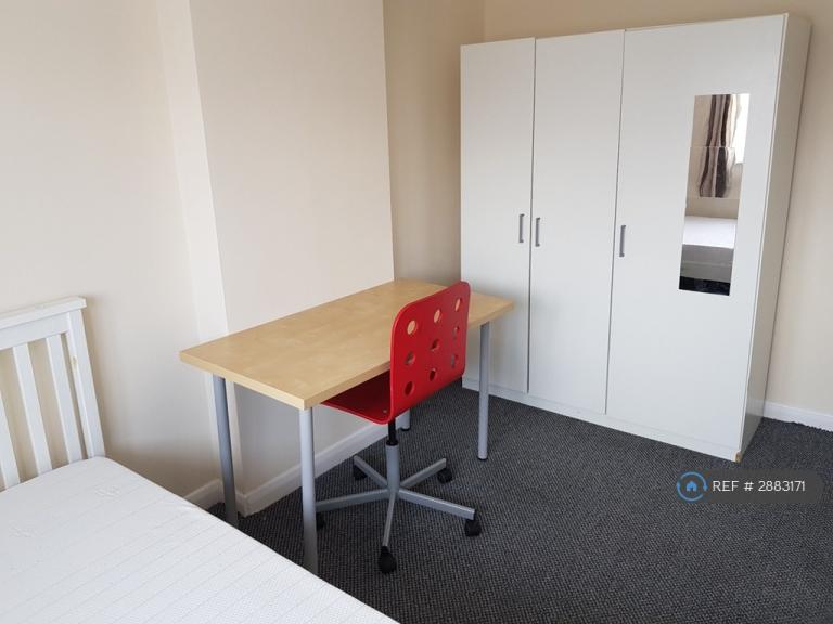 Room Nobles Way in Borough of Runnymede