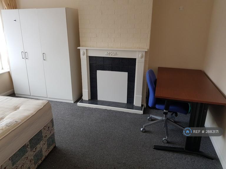 Room Nobles Way in Borough of Runnymede