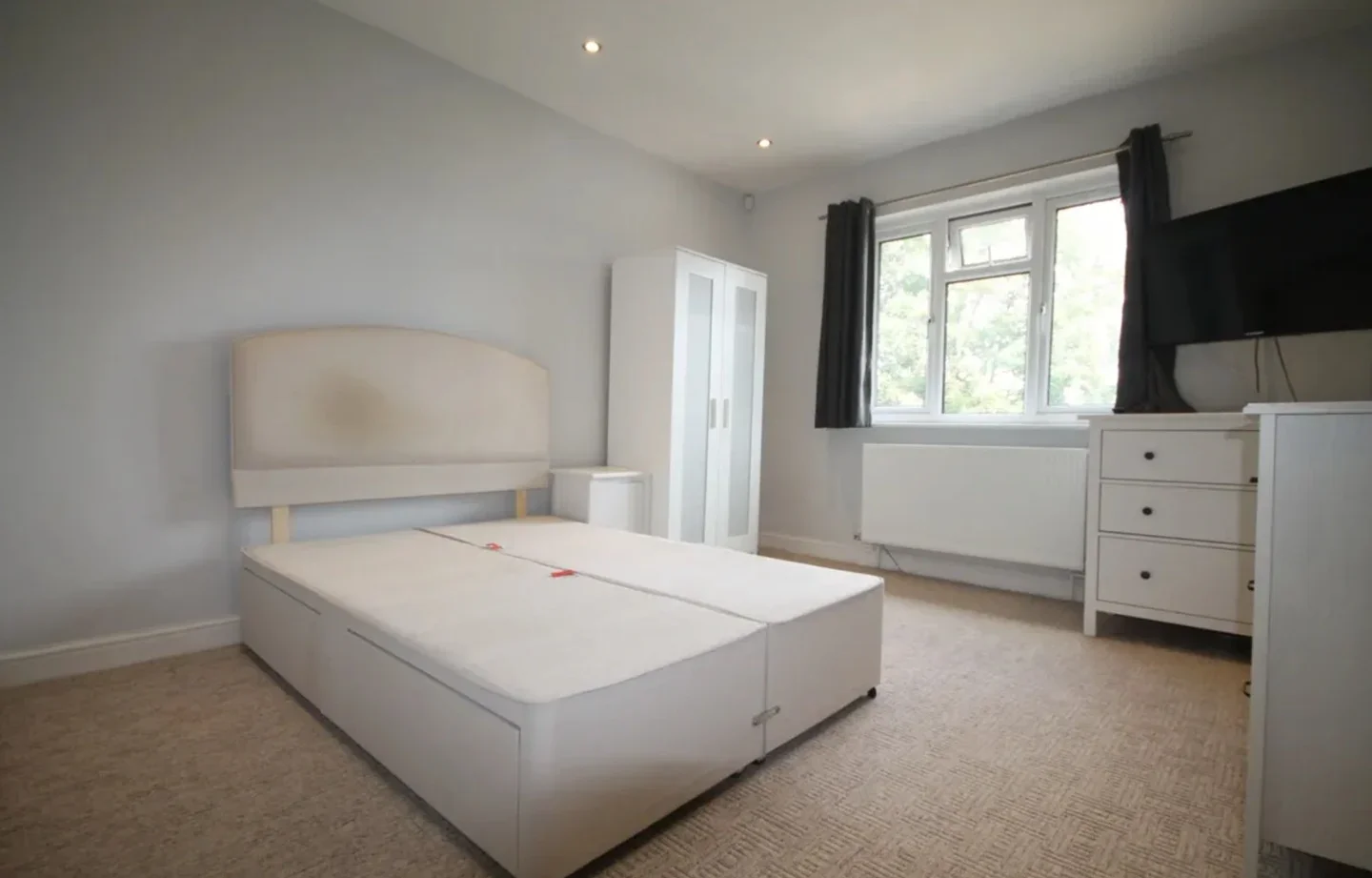 Flat Algar Road in Greater London