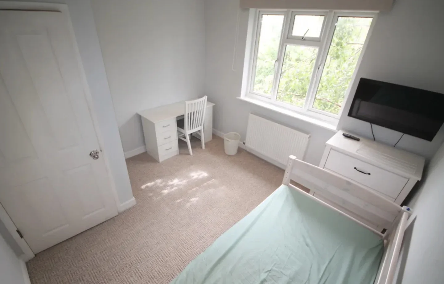 Flat Algar Road in Greater London