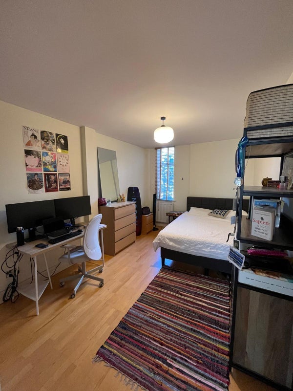 Room Bermondsey Street in Greater London