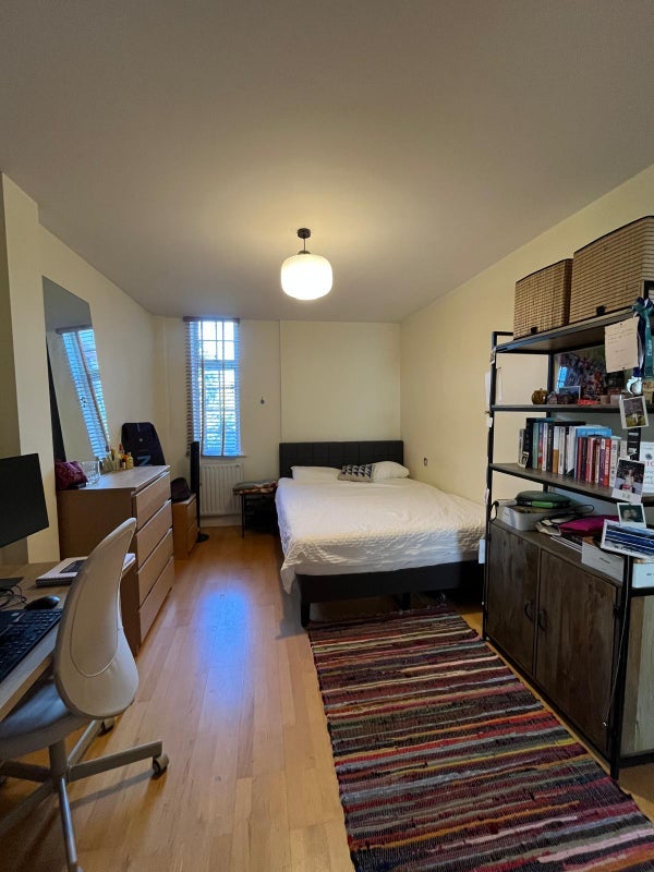 Room Bermondsey Street in Greater London