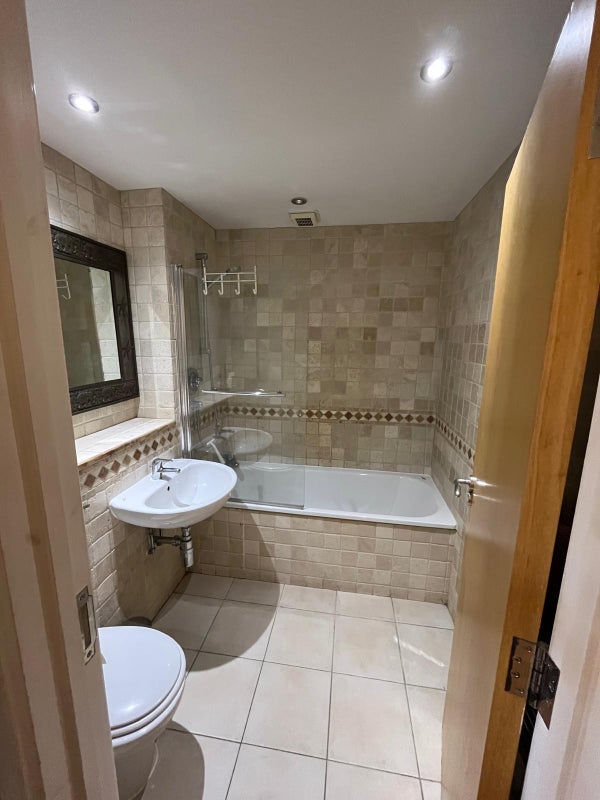 Room Bermondsey Street in Greater London