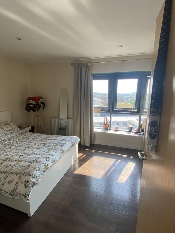 Room Pollokshaws Road in Glasgow