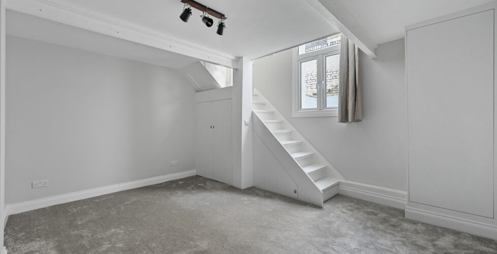 Flat Sisters Avenue in Greater London