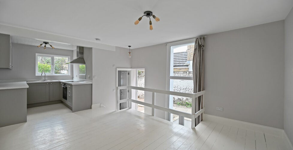 Flat Sisters Avenue in Greater London