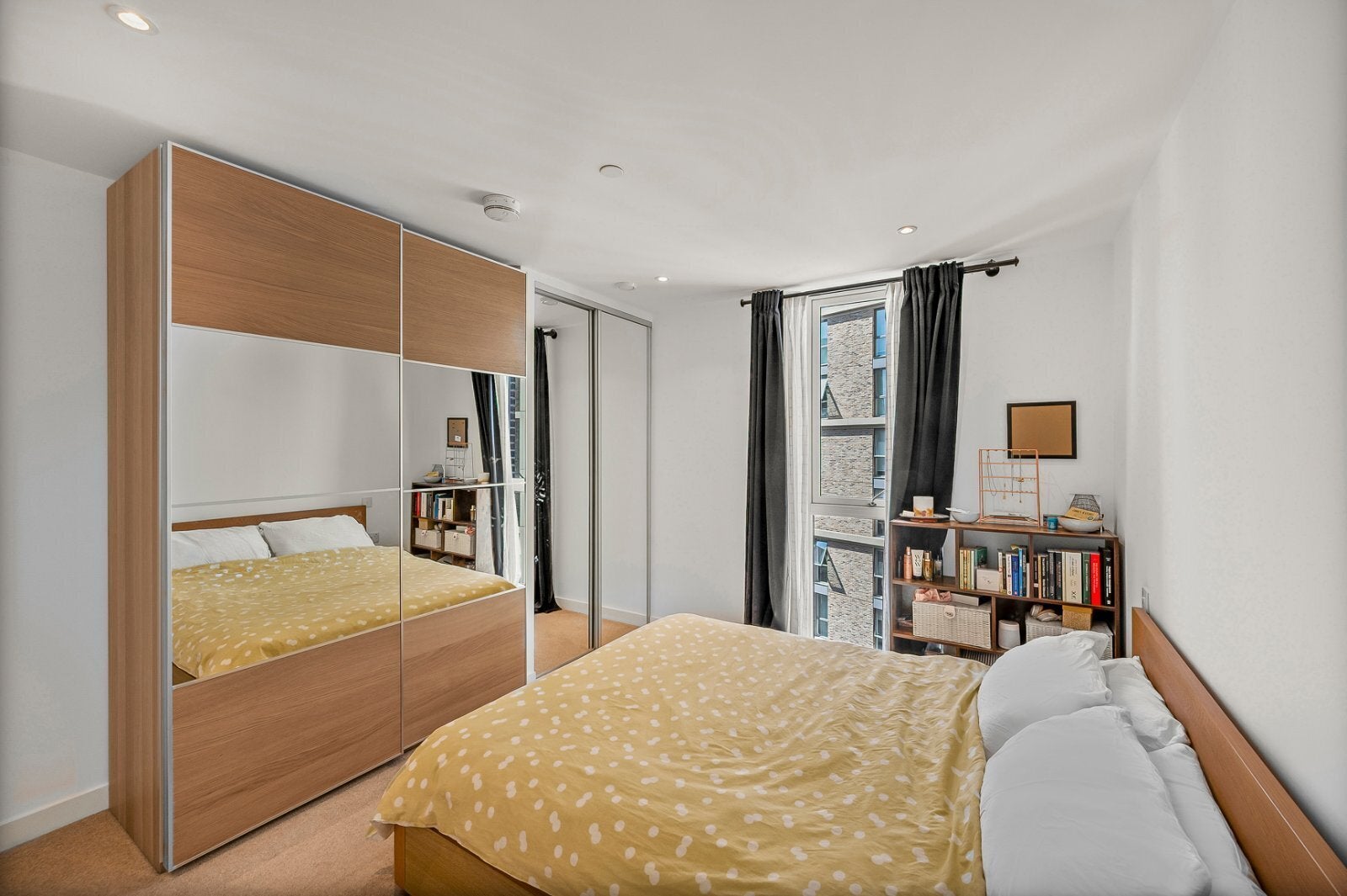 Flat Terry Spinks Place in Greater London