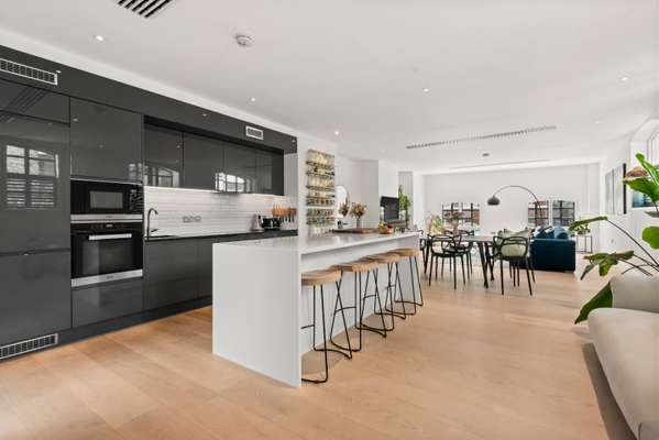 Flat Wandsworth High Street in Greater London