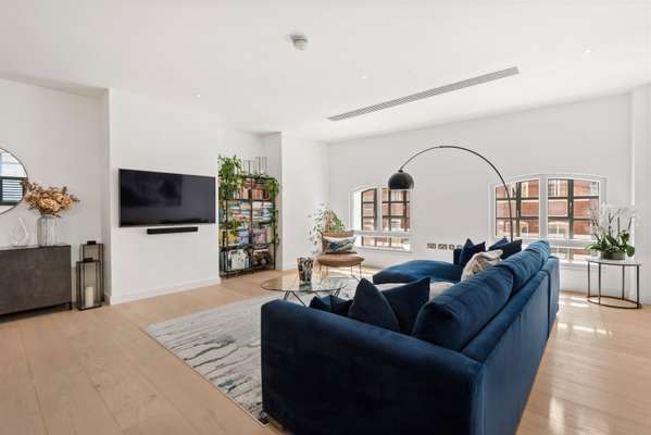 Flat Wandsworth High Street in Greater London