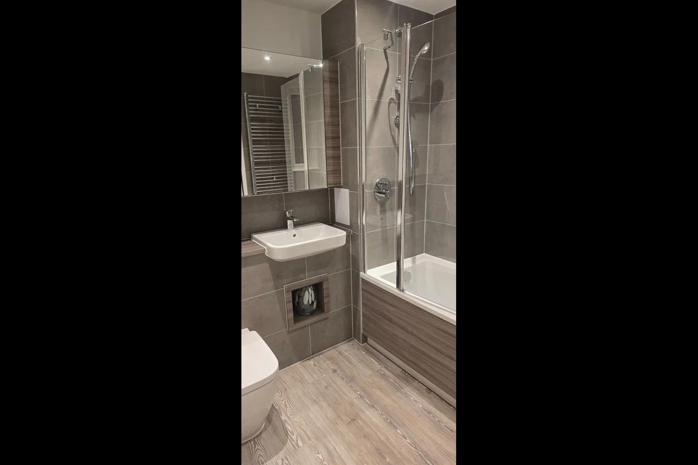 Flat Pinder Road in Greater London
