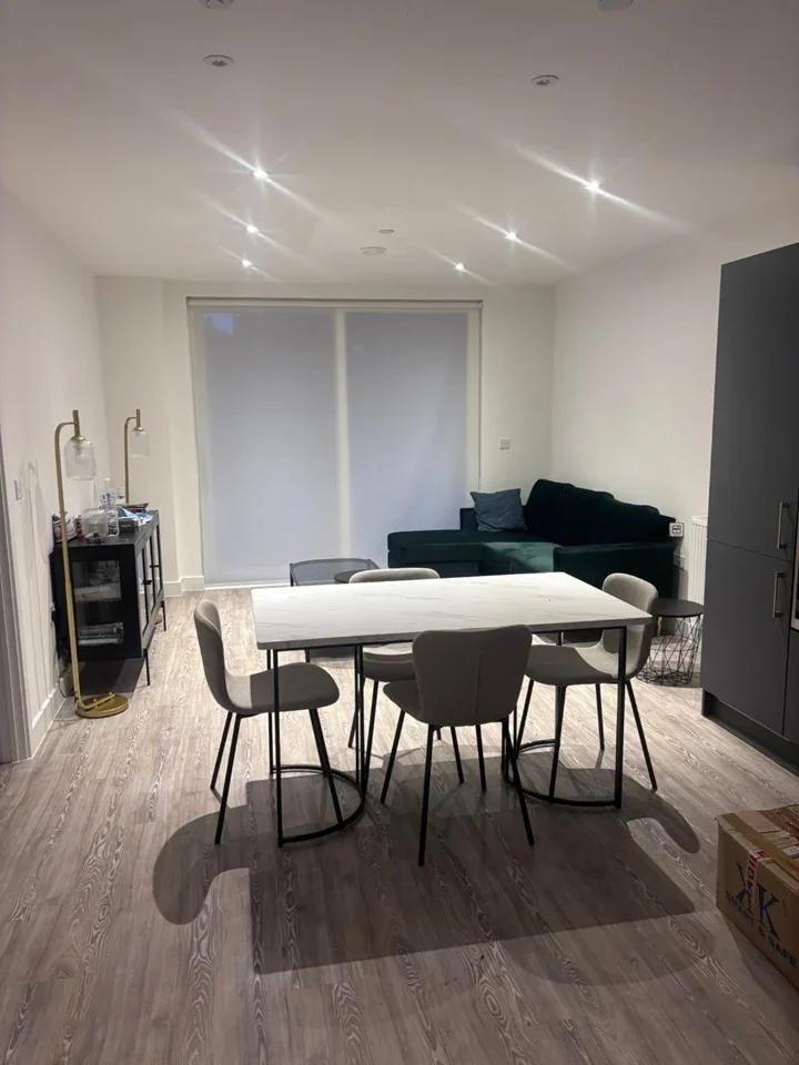 Flat Pinder Road in Greater London