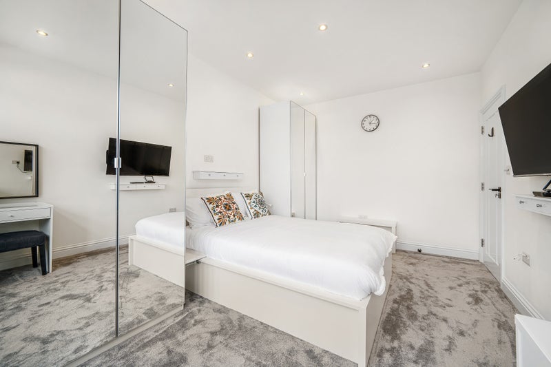 Room Glennie Road in Greater London