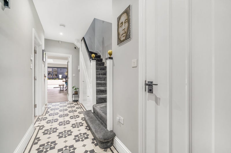 Room Glennie Road in Greater London