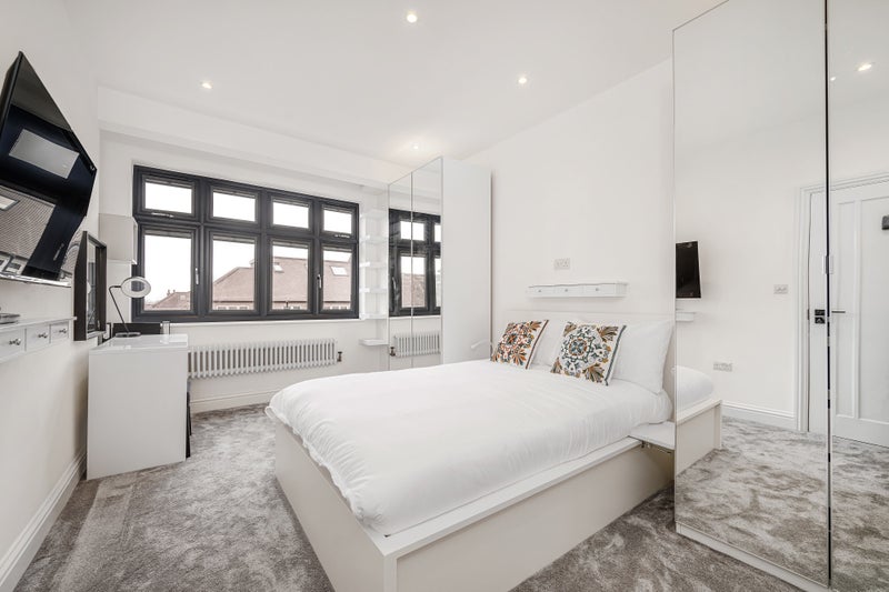 Room Glennie Road in Greater London