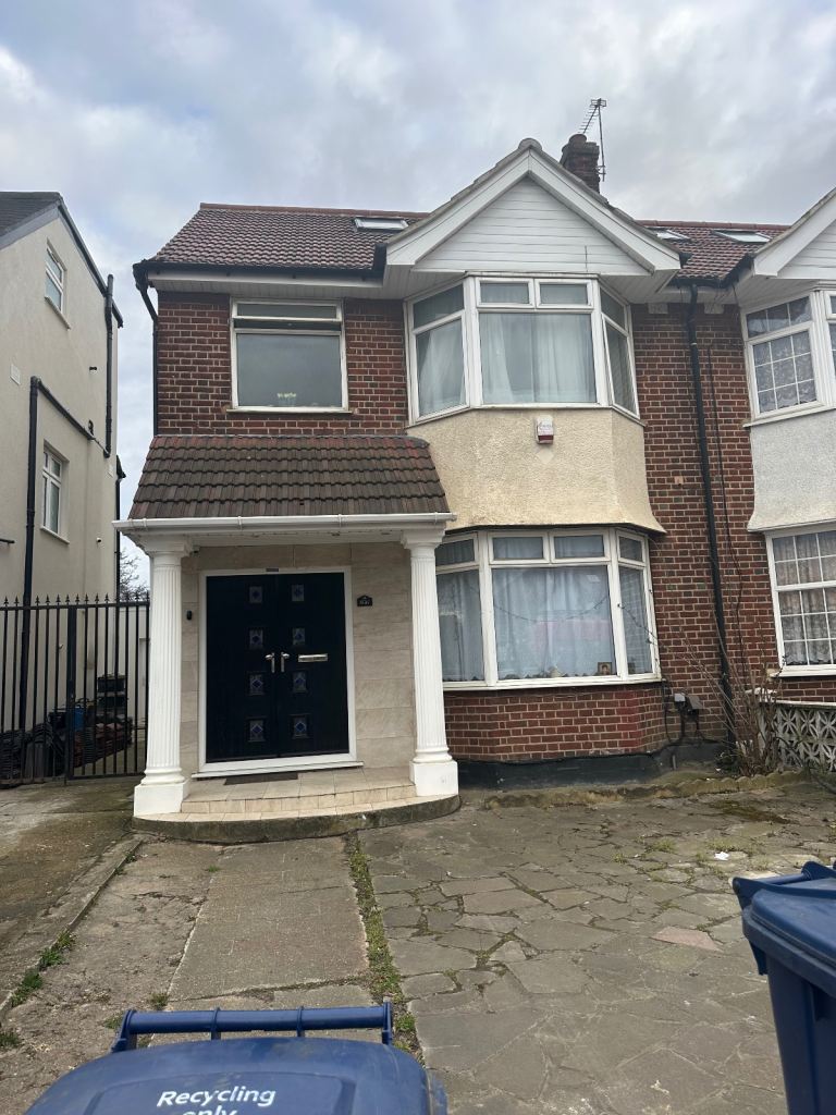 Flat Greenford Road in Greater London