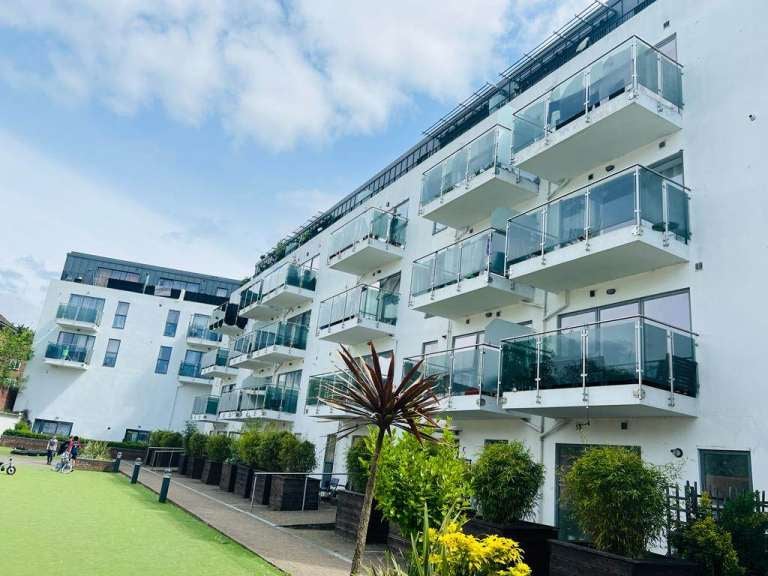 Flat Windsor Close in Greater London