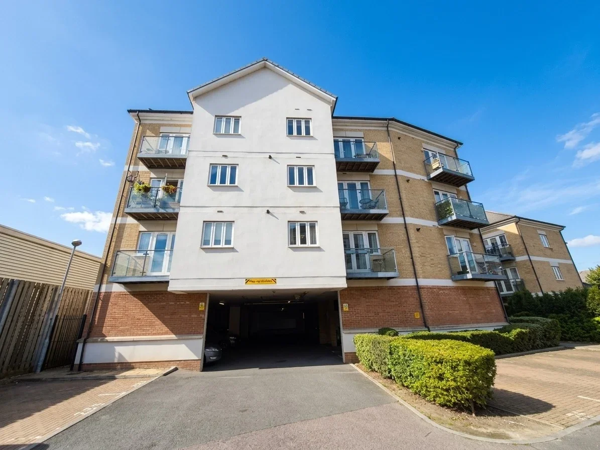 Flat Ley Farm Close in Watford