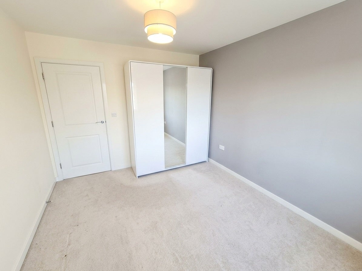 Flat Ley Farm Close in Watford