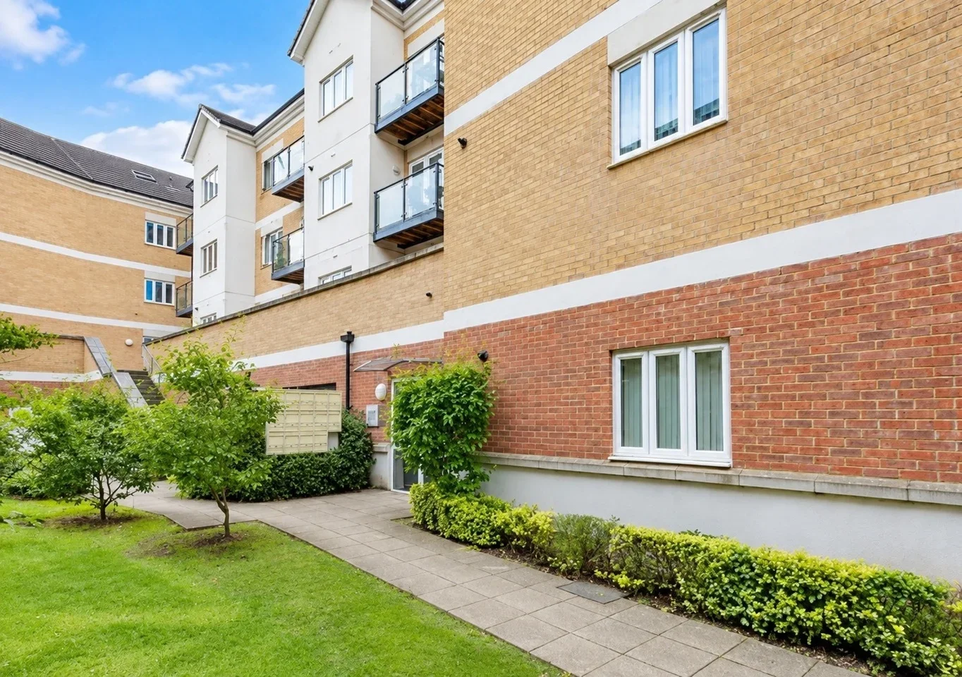 Flat Ley Farm Close in Watford