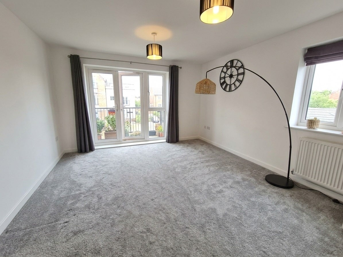 Flat Ley Farm Close in Watford