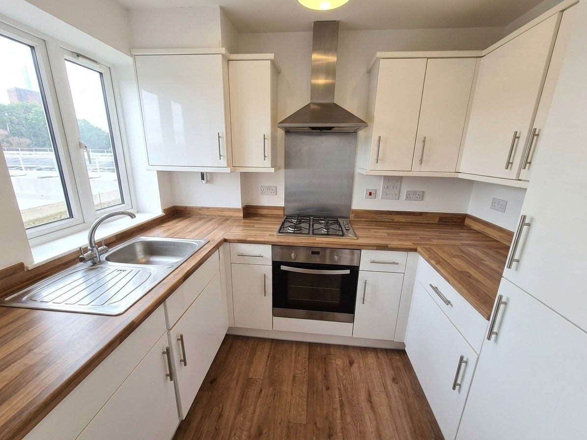 Flat Ley Farm Close in Watford