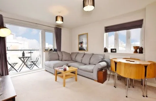 Flat Ley Farm Close in Watford