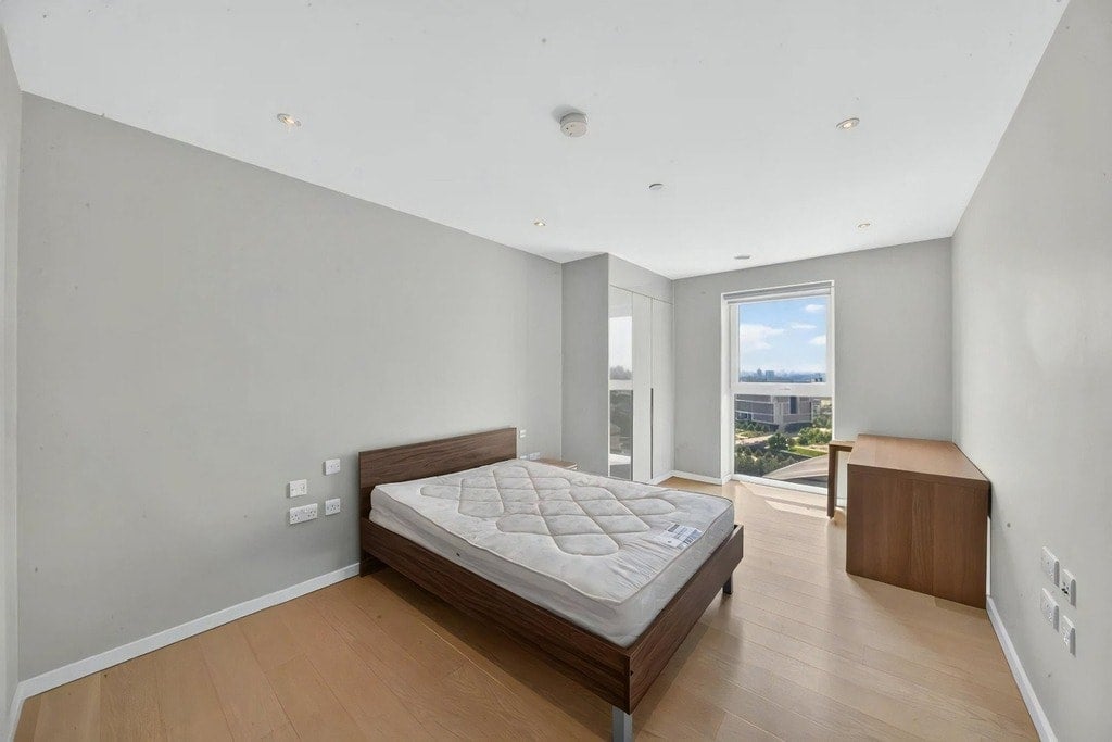 Flat Westfield Avenue in Greater London