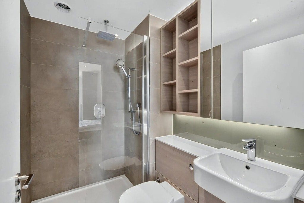 Flat Westfield Avenue in Greater London