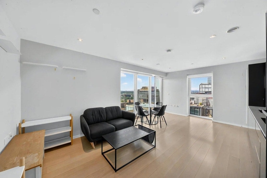 Flat Westfield Avenue in Greater London
