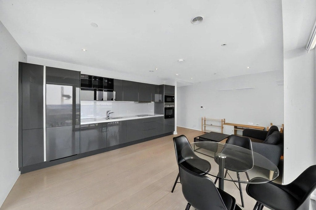 Flat Westfield Avenue in Greater London