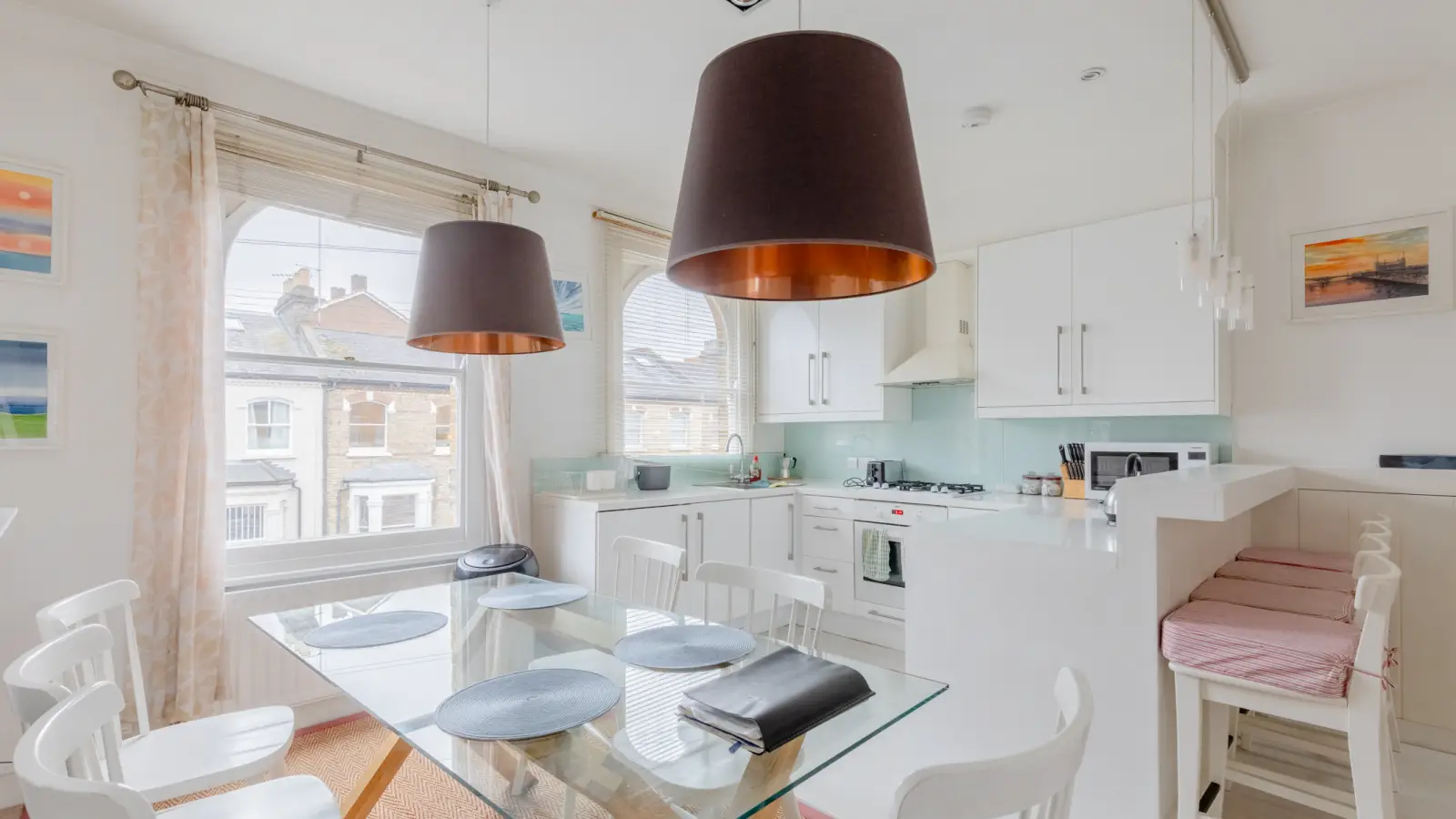 Flat Hannell Road in Greater London