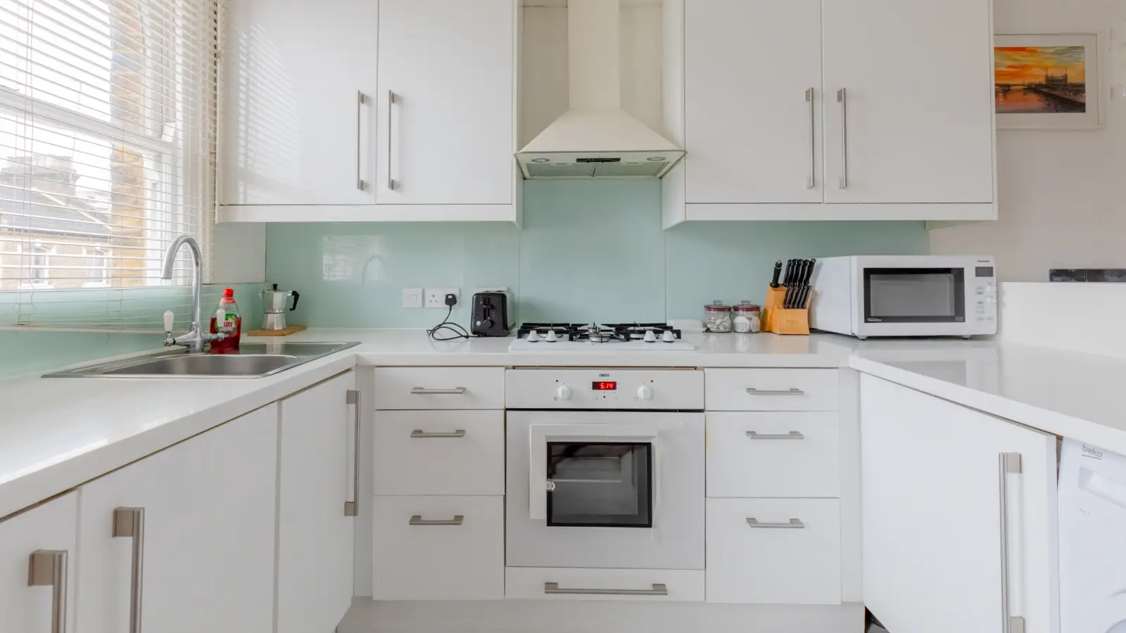 Flat Hannell Road in Greater London