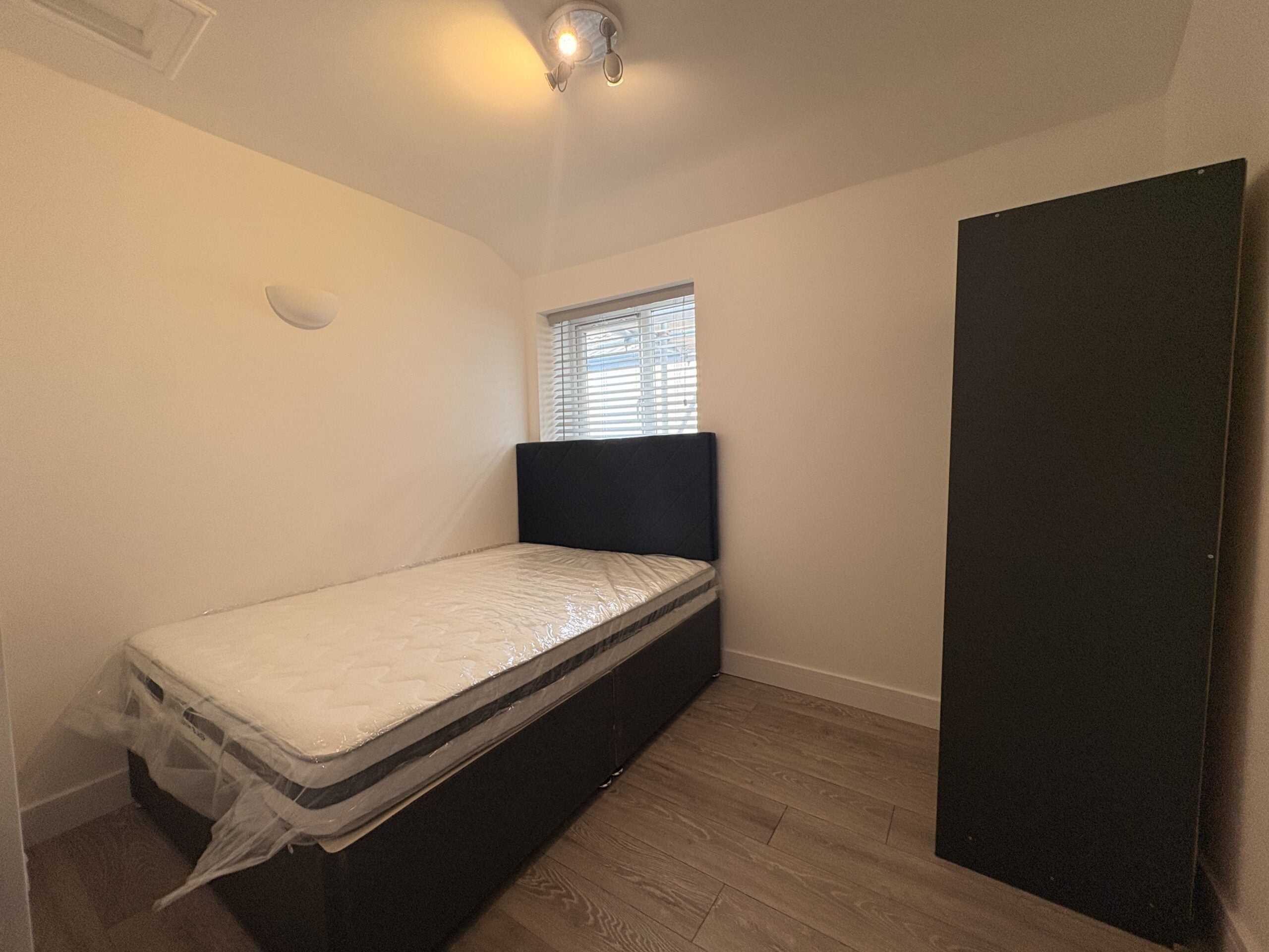 Flat Woodville Road in Cardiff