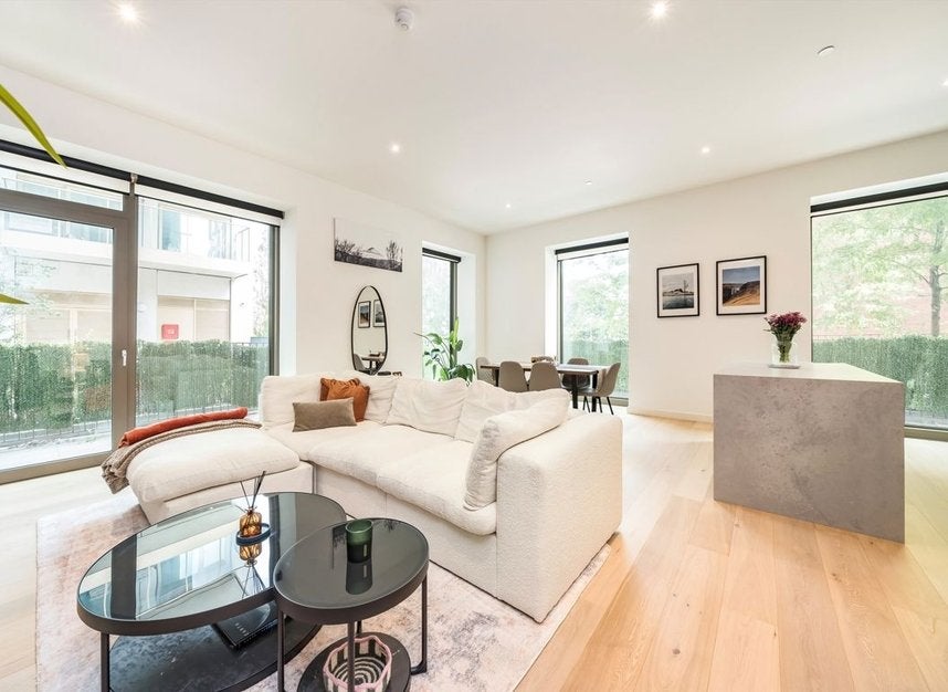Flat Royal Crest Avenue in Greater London