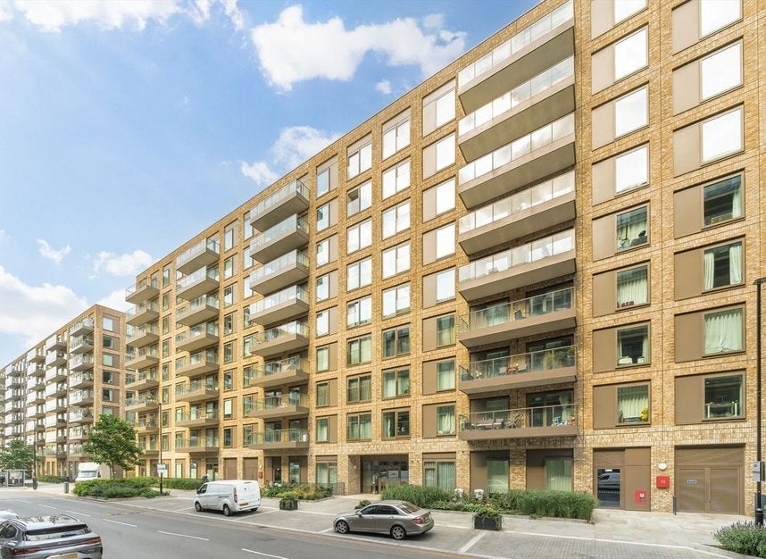 Flat Royal Crest Avenue in Greater London