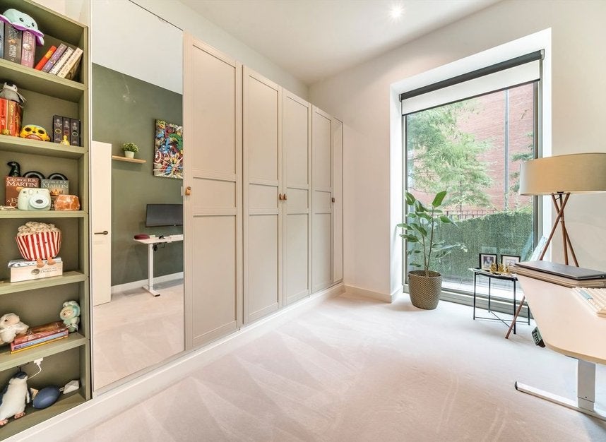 Flat Royal Crest Avenue in Greater London