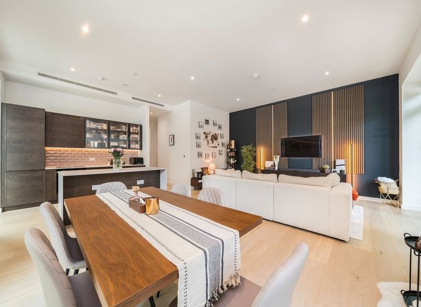 Flat Royal Crest Avenue in Greater London