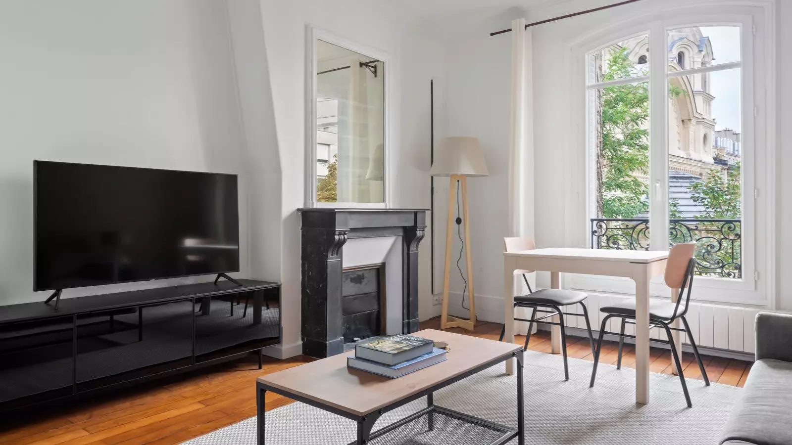 Appartement Sortie Parking Hoche à Paris