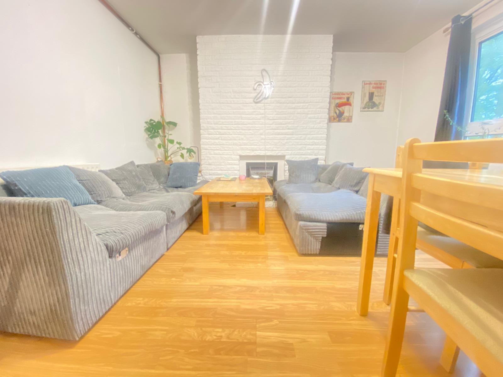Flat Clarence Crescent in Greater London