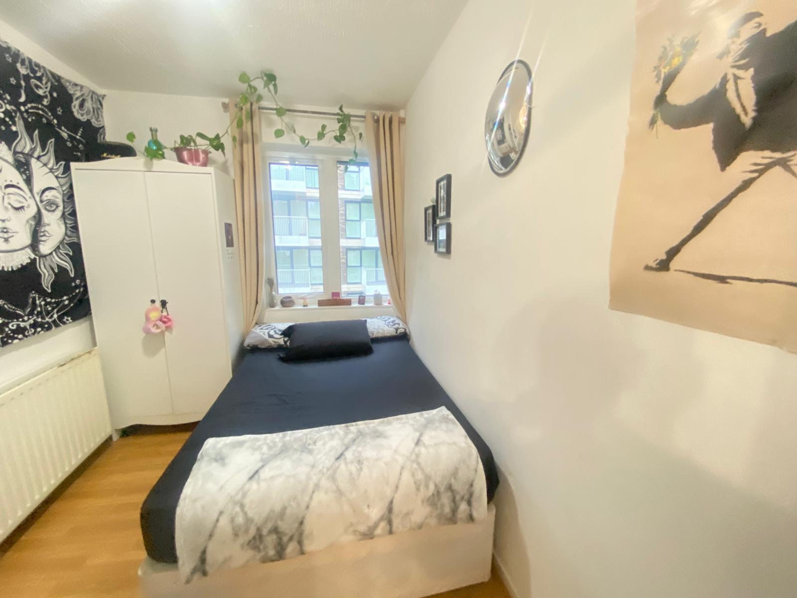 Flat Clarence Crescent in Greater London