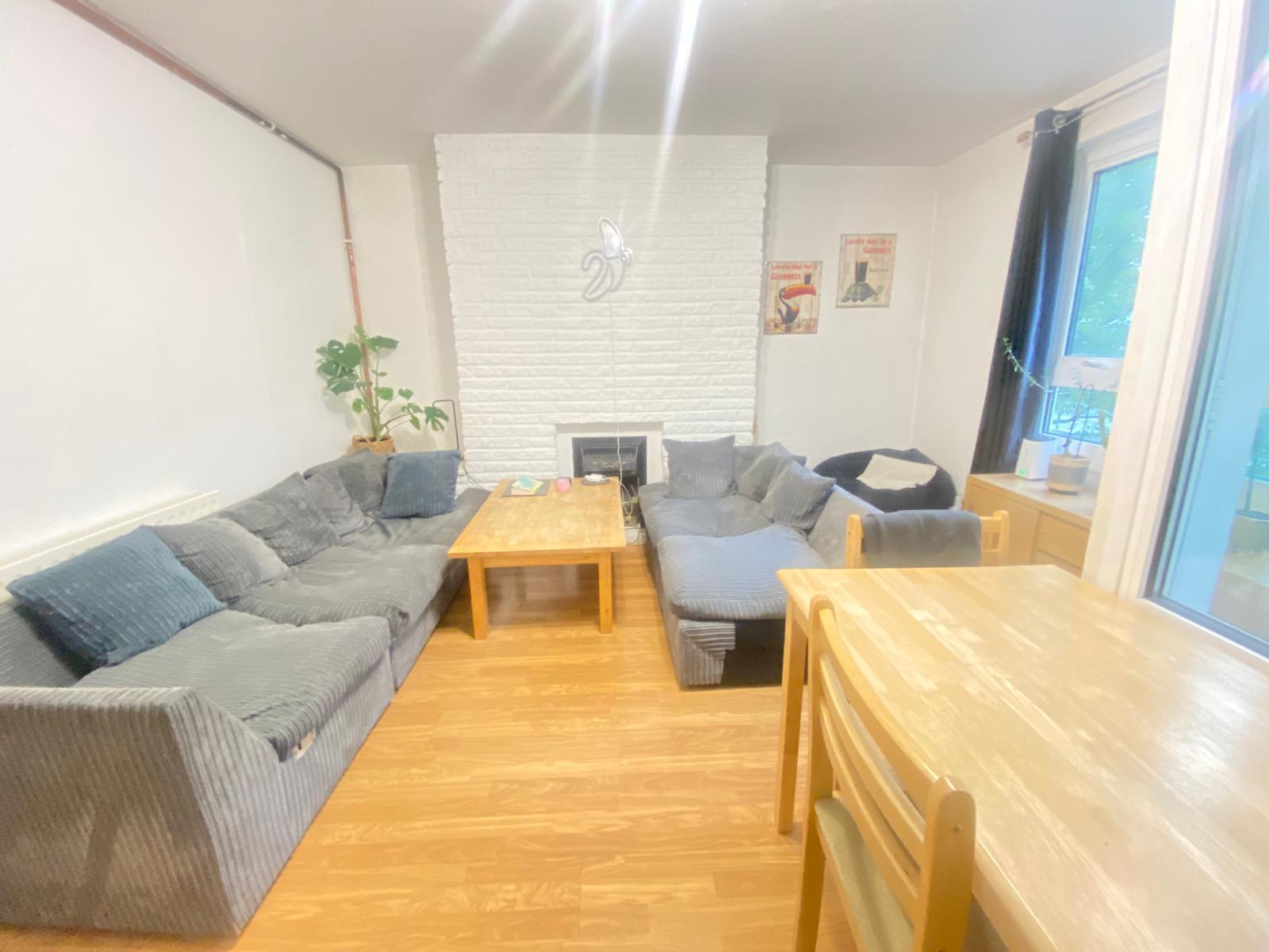 Flat Clarence Crescent in Greater London