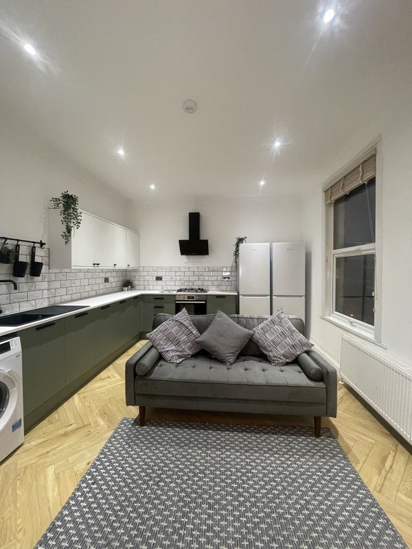 Room Endwell Road in Greater London