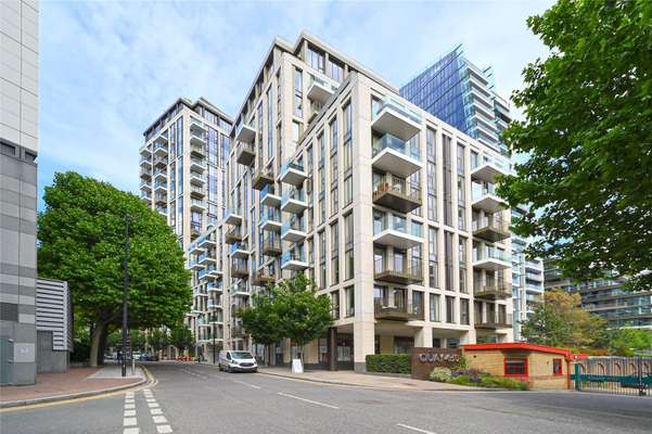 Flat Vaughan Way in Greater London
