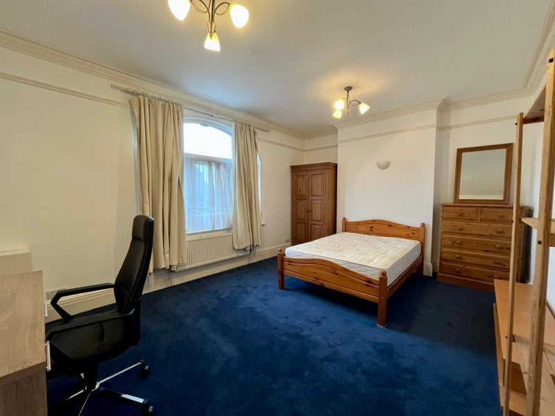 Flat Uxbridge Road in Greater London