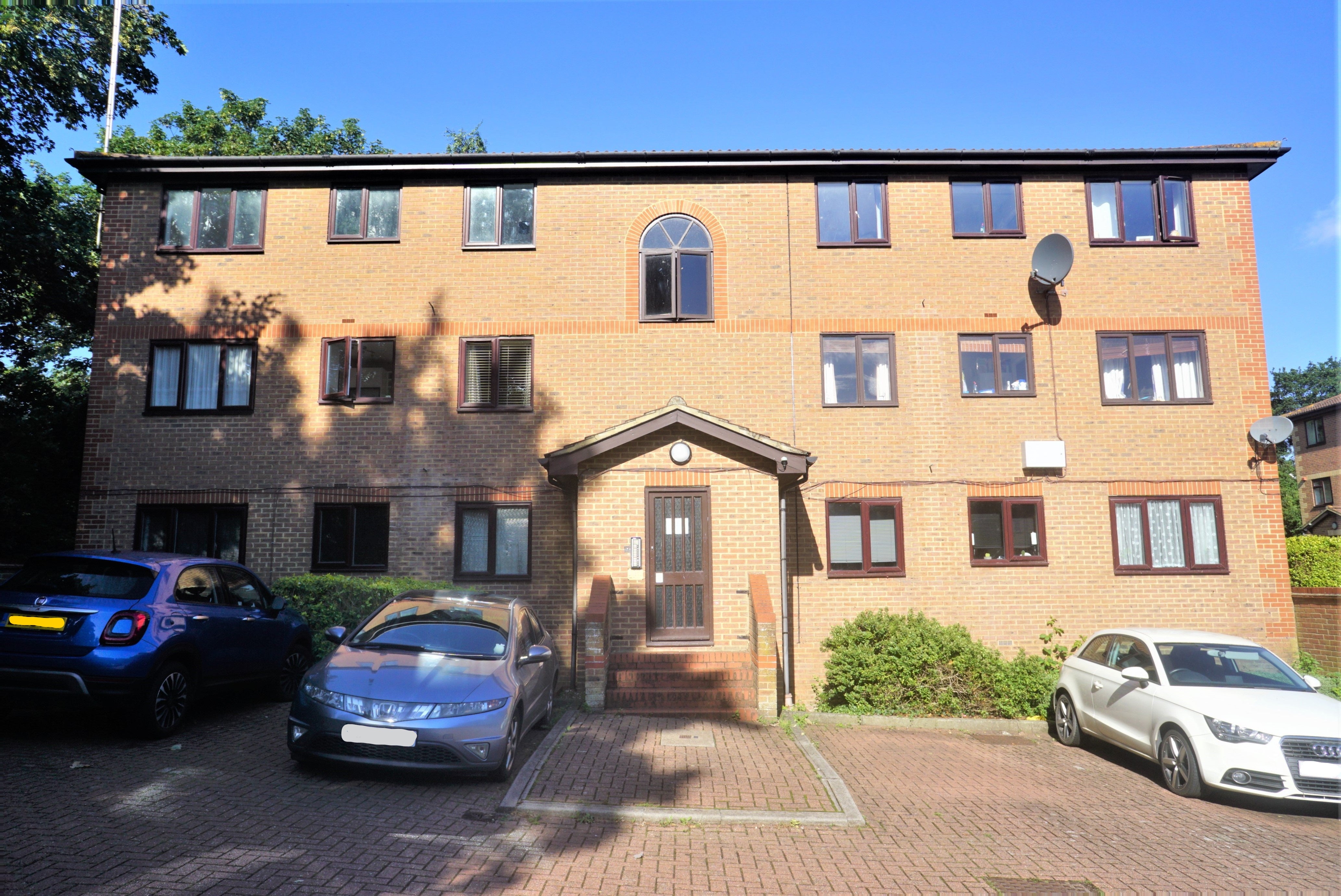 Flat Manor Road in Greater London