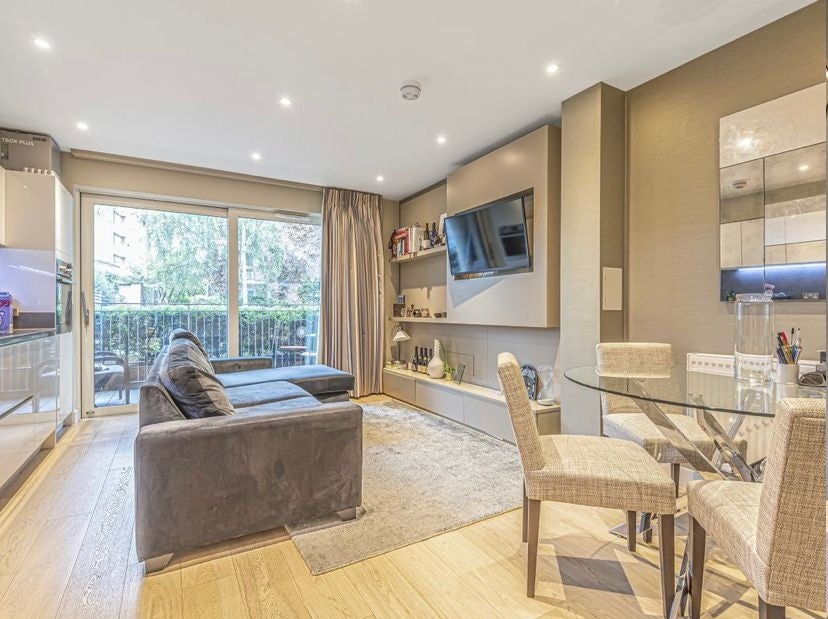 Flat Blackfriars Road in Greater London