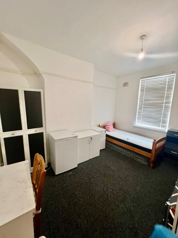 Room Gloucester Road in Liverpool