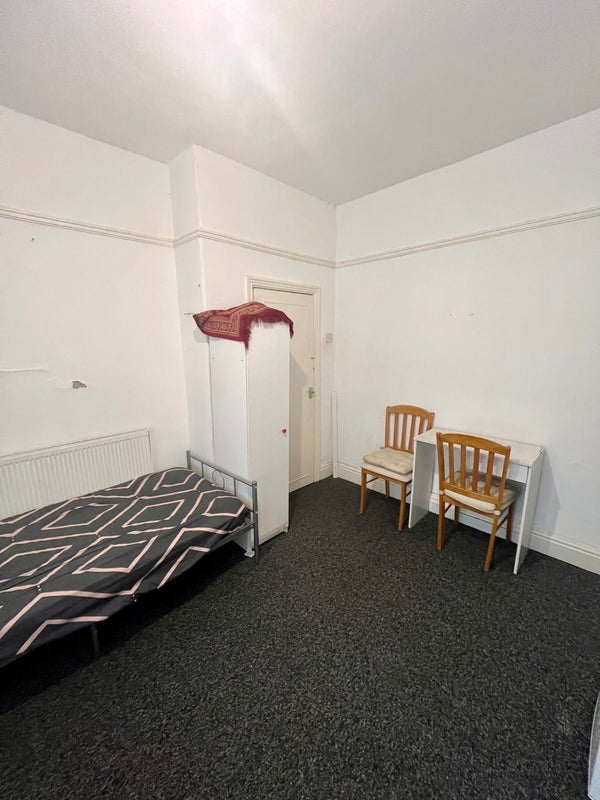 Room Gloucester Road in Liverpool