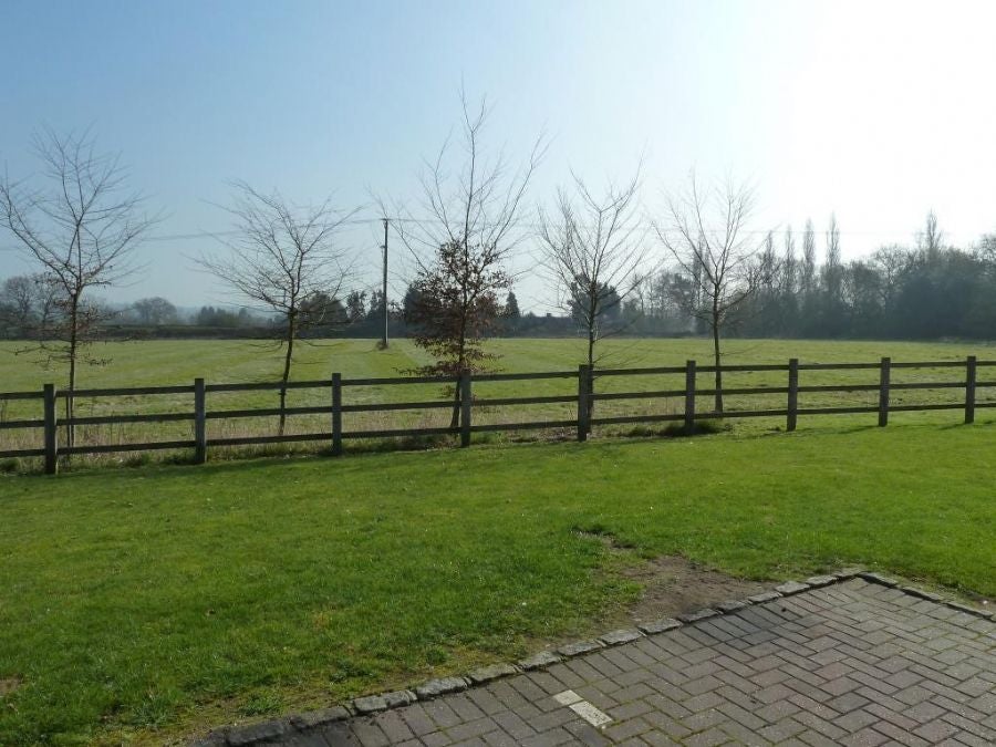 Flat Basingstoke Road in Riseley